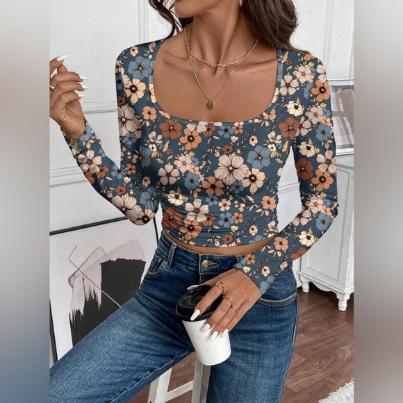 Fitted Floral Too - Picture 1 of 4